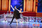 该剧特邀美国知名舞蹈编导布鲁斯·斯蒂尔，还邀请到了被誉为“东方的芭蕾公主”芭蕾首席演员王韵和被誉为“中国芭蕾骄子”的芭蕾舞首席演员焦洋领衔主演。　杨艳敏 摄 - 甘肃新闻