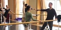 资料图：10月26日，美国导演布鲁斯·斯蒂尔在甘肃大剧院为甘肃少儿教授芭蕾舞。中新社记者 杨艳敏 摄 - 甘肃新闻