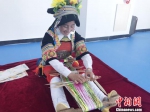 甘肃艺人承袭千年羌藏织锦技艺 经纬交错呈多彩文化 - 甘肃新闻