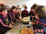 在定西安定特教学校的烘焙房里，听障学生们正在专业老师的指导下制作糕点。　王祖敏 摄 - 甘肃新闻