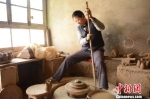 图为制陶人在作坊内工作。　陈海龙 摄 - 甘肃新闻