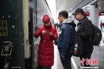 图为列车员为上车旅客检票。　马勇强 摄 - 甘肃新闻