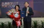 袁隆平在长沙接受2018年未来科学大奖奖杯证书 - 中国甘肃网