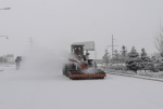 图为嘉峪关公路管理局正对国道312线进行除雪作业 - 交通运输厅