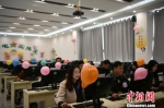 图为榆中县电子商务中心内，工作人员工作。　赵江梅 摄 - 甘肃新闻