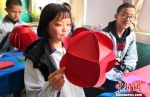 图为兰州市一学校学生开展元宵节主题活动，同学们做灯笼。(资料图) 刘玉桃 摄 - 甘肃新闻