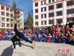 图为老师为孩子表演街舞。　陈善雄 摄 - 甘肃新闻