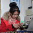图为天水市清水县农村妇女在扶贫车间内加工电子元件。　汪怀珍 摄 - 甘肃新闻