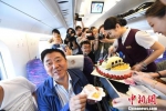2018年7月9日，宝(宝鸡)兰(兰州)高铁开通一周年，中国铁路兰州局集团兰州客运段的列车员在D2656次动车组列车上举行“生日Party”庆祝。(资料图) 杨艳敏 摄 - 甘肃新闻