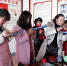 图为徽县当地妇女学习手工编织。通讯员 李文翠 摄 - 甘肃新闻