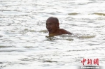 图为年纪最大的队员，年过八旬的周汉英在黄河里游泳。　杨艳敏 摄 - 甘肃新闻