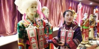 杨海燕讲述传统裕固族服饰的保护与发展历程。　杨艳敏 摄 - 甘肃新闻