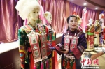 杨海燕讲述传统裕固族服饰的保护与发展历程。　杨艳敏 摄 - 甘肃新闻