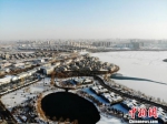 12月中旬，冬日降雪后的甘肃戈壁城市张掖出现了“湖光雪色”美景。　杨艳敏 摄 - 甘肃新闻