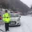 图为2018年12月，甘肃交警在雨雪天中执勤。(资料图) 龙丹丹 摄 - 甘肃新闻