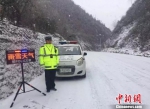 图为2018年12月，甘肃交警在雨雪天中执勤。(资料图) 龙丹丹 摄 - 甘肃新闻