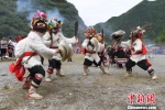 图为甘肃陇南文县白马藏族村落演绎传统舞蹈。(资料图) 杨艳敏 摄 - 甘肃新闻