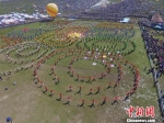 图为甘肃甘南草原上的锅庄舞表演。(资料图) 杨艳敏 摄 - 甘肃新闻