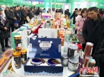 图为12月20日，玉门市首届农产品订货交易会上展陈的当地特色农产品。　冯志军 摄 - 甘肃新闻