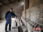 甘肃农民泥塑五十载：捏出屋顶上的古代神话世界 - 中国甘肃网