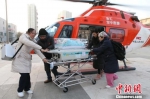 图为医护人员护送患儿转院。　张旭 摄 - 甘肃新闻