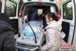 图为患儿被救护车快速转运至甘肃省妇幼保健院进行抢救。　张旭 摄 - 甘肃新闻