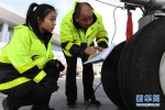 （图片故事）（6）师父教我修飞机——“95后飞机维修师”成长记 - 中国甘肃网