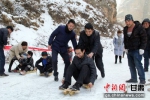 图为此次活动中滑冰车体验活动。 - 甘肃新闻