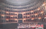 1982年，《丝路花雨》剧组受邀赴意大利斯卡拉大剧院演出，全团合影。 (资料图) 甘肃省歌舞剧院供图 摄 - 甘肃新闻