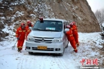 图为雪后山路打滑，护林员推着宣传森林防火的宣传车前进。　郭红 摄 - 甘肃新闻