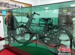 图为市民免费参观古董自行车博物馆。　南如卓玛 摄 - 甘肃新闻