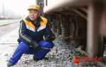 【春运】铁路检车员 ：“巡诊把脉”保平安（组图） - 中国甘肃网
