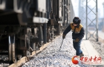 【春运】铁路检车员 ：“巡诊把脉”保平安（组图） - 中国甘肃网