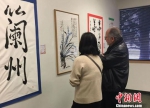 《海外华人写兰州国际书法展》在美国丹佛活动的展览厅一角。　钟欣 摄 - 甘肃新闻