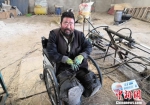 图为王忠庆在自己的“加工车间”里接受记者采访。　魏建军 摄 - 甘肃新闻