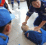 图为天水龙城救援队员为青年志愿者示范心肺复苏操作流程。　刘斌 摄 - 甘肃新闻