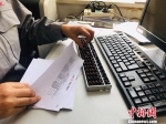 图为记账员徐玉兰用算盘核查凭证数字。　艾庆龙 摄 - 甘肃新闻