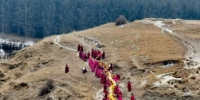 图为僧人在乐队的引导下肩扛近百米的大佛画卷，在护卫马队的护送下前往瞻佛台。　纪赟 摄 - 甘肃新闻