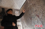 2019年1月李最雄接受中新网记者专访时，前往位于兰州的敦煌艺术馆为记者讲解壁画修复保护的故事。　杨艳敏 摄 - 甘肃新闻