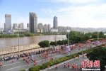 兰州国际马拉松赛在黄河边鸣枪开跑。(资料图) 杨艳敏 摄 - 甘肃新闻