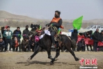 图为来自青海、四川、内蒙、西藏、云南等地的参赛选手驰骋赛场，尽现赛马健儿风采。　张学森 摄 - 甘肃新闻