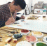近日，甘肃瓷板画艺人王清路在工作室里进行创作。　徐雪 摄 - 甘肃新闻