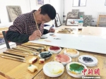 近日，甘肃瓷板画艺人王清路在工作室里进行创作。　徐雪 摄 - 甘肃新闻