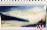 图为主题为祁连山的瓷板画作品。　徐雪 摄 - 甘肃新闻