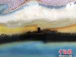图为以月牙泉为主题的瓷板画作品。　徐雪 摄 - 甘肃新闻