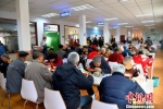 图为老人们正在兰州市西固区幸福社区老年人日间照料中心食堂就餐。(资料图) 　郭炯 摄 - 甘肃新闻