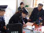 图为刘兰香在走访社区住户认真登记。　甘肃省公安厅 摄 - 甘肃新闻