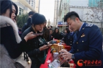 甘肃省3·15消费维权现场活动在兰举行 “维权+服务”模式受好评（组图） - 中国甘肃网