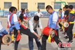 图为专人教学生凉州“攻鼓子”舞步和阵法。　钟欣 摄 - 甘肃新闻