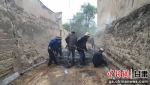 白家村村民们投工投劳硬化村社道路。（资料图） - 甘肃新闻